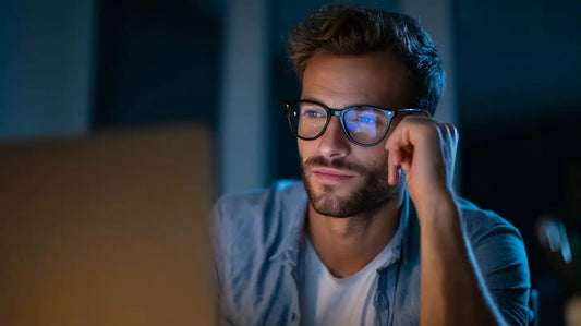 Lentes de contacto para pantalla: ¿cuáles protegen de verdad y cuáles no?